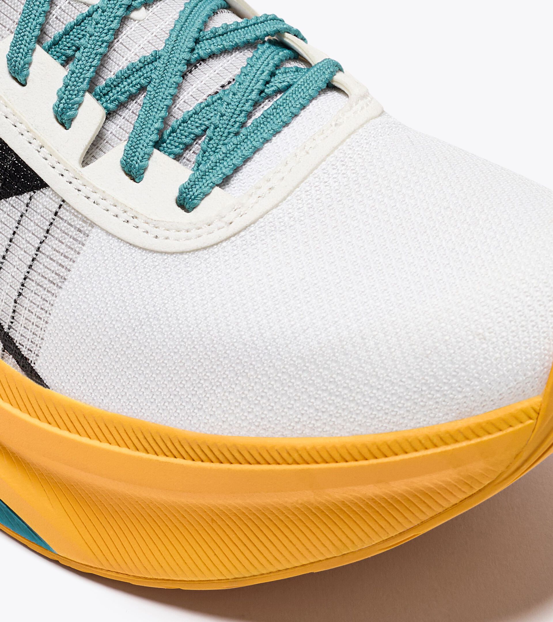 Diadora Unisex Gara Carbon WHITE/BLACK/KUMQUAT